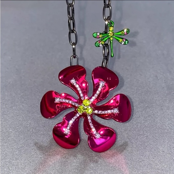 BETSEY JOHNSON Flower Pendant Necklace NWT - Picture 5 of 10
